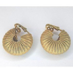 Vintage Gold Toned Textured Graduated Ribbed Clip On Earrings